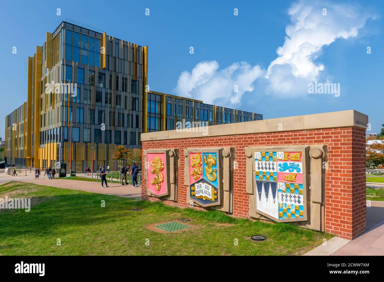 Die University of Birmingham Wappen und Campus vor blauem Himmel. Stockfoto