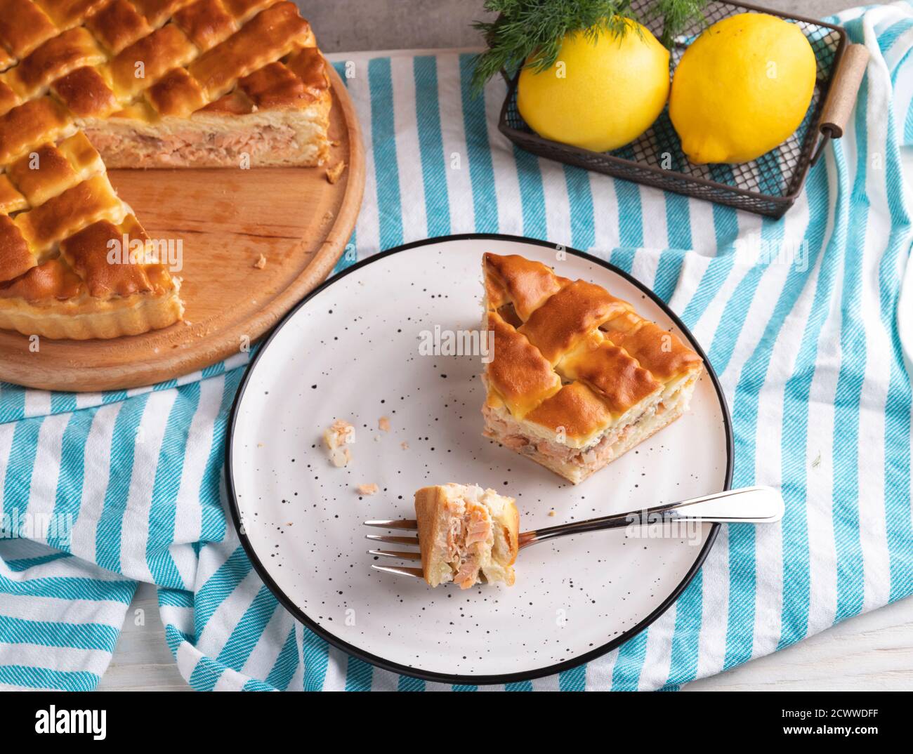 Köstliche hausgemachte Torte mit Lachsfischfüllung, Nahaufnahme, Stück geschnitten Stockfoto