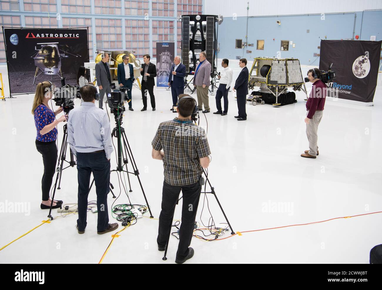 Ankündigung der kommerziellen Lunar Payload Services John Thornton, CEO von Astrobotic, vierter von links, spricht über ihren Mondlander mit von links nach rechts NASA-Pressesprecherin Felicia Chou; NASA-Associate Administrator, Science Mission Directorate, Thomas Zurbuchen; Astrobotic Mission Director, Sharad Bhaskaran; Vorsitzender des Board of intuitive Machines, kam Ghaffarian; Tim Crain, VP of Research and Development of intuitive Machines; President und CEO von OrbitBeyond, Siba Padhi; und Chief Science Officer, OrbitBeyond, Jon Morse, Freitag, 31. Mai 2019, im Goddard Space Flight Center in MD. Astro Stockfoto