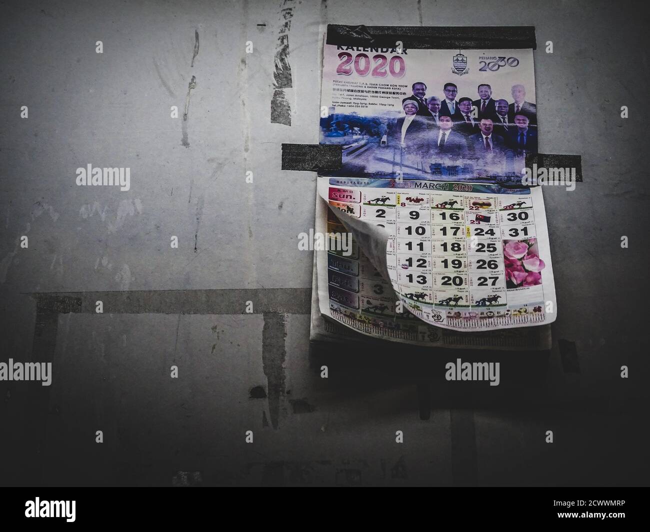 Die Zeit vergeht: Ein alter Kalender hängt am verlassenen Busbahnhof während des ersten COVID-19-Ausbruchs Stockfoto