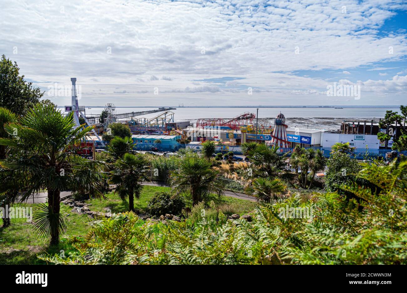 Blick von der Spitze des Gebüschens, mit Abenteuerinsel und dem Pier dahinter. Stockfoto