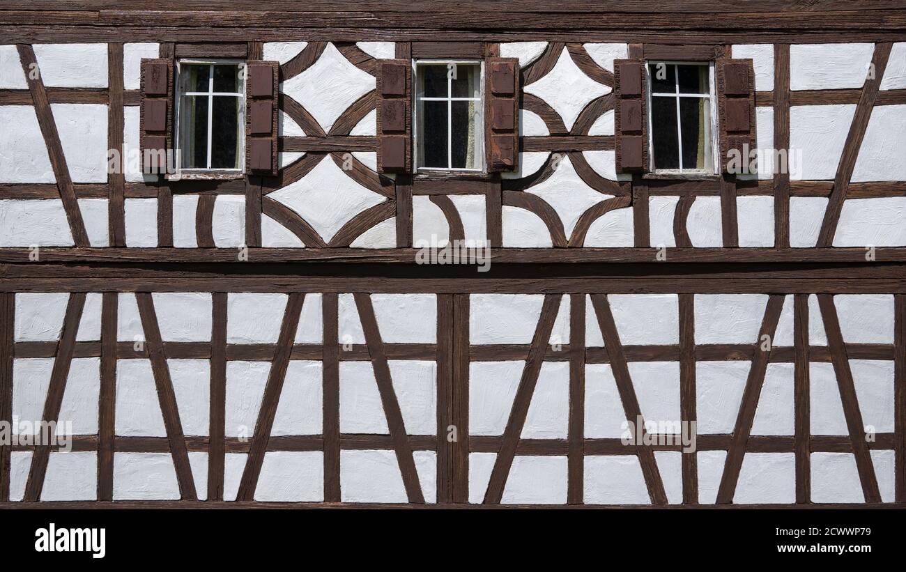 Fachwerk eines Modellbauhauses mit drei Fenstern Stockfoto