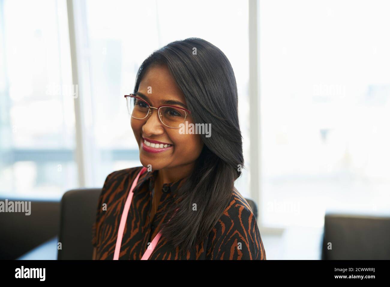 Lächelnde Geschäftsfrau im Büro Stockfoto