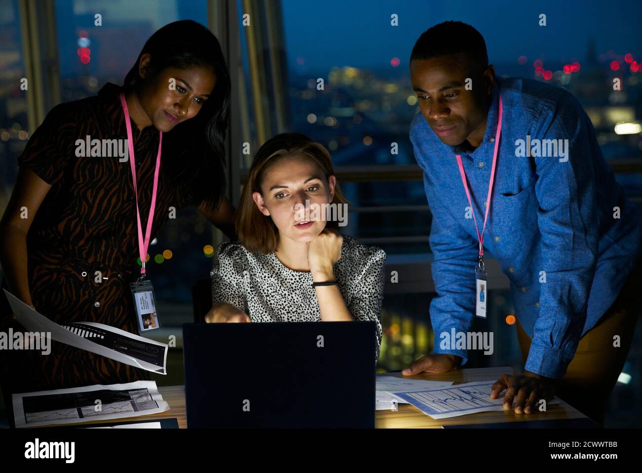 Geschäftsleute, die sich spät am Laptop im Büro Stockfoto