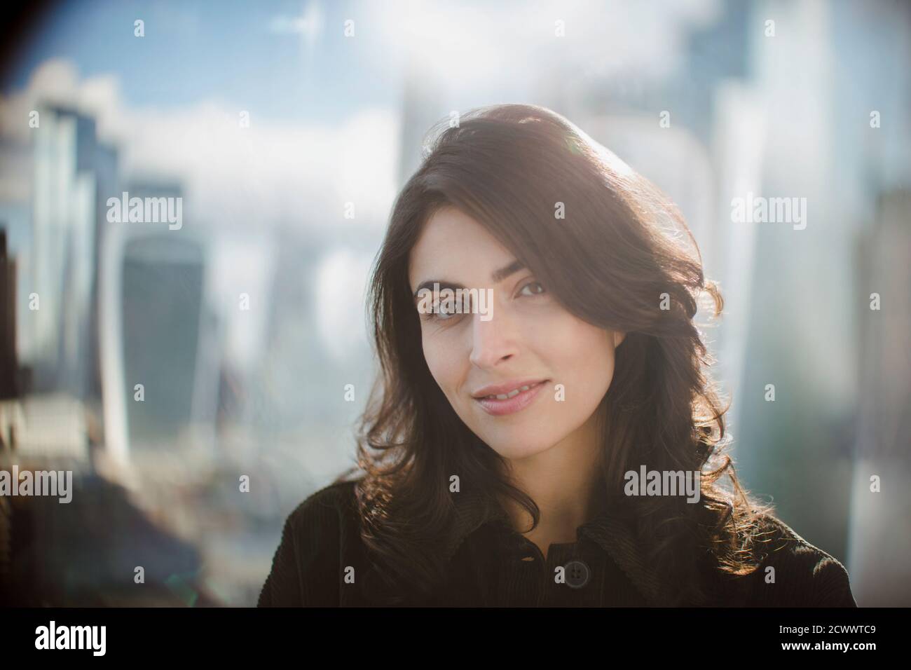 Portrait selbstbewusste Geschäftsfrau am sonnigen Fenster Stockfoto