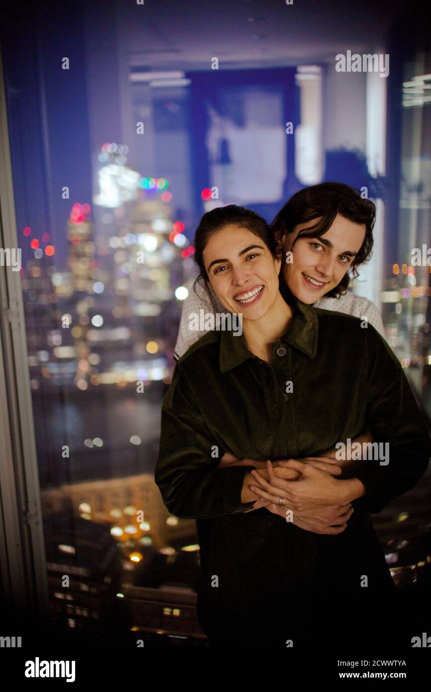 Portrait glücklich junge Paar umarmt am Hochhaus Fenster Stockfoto