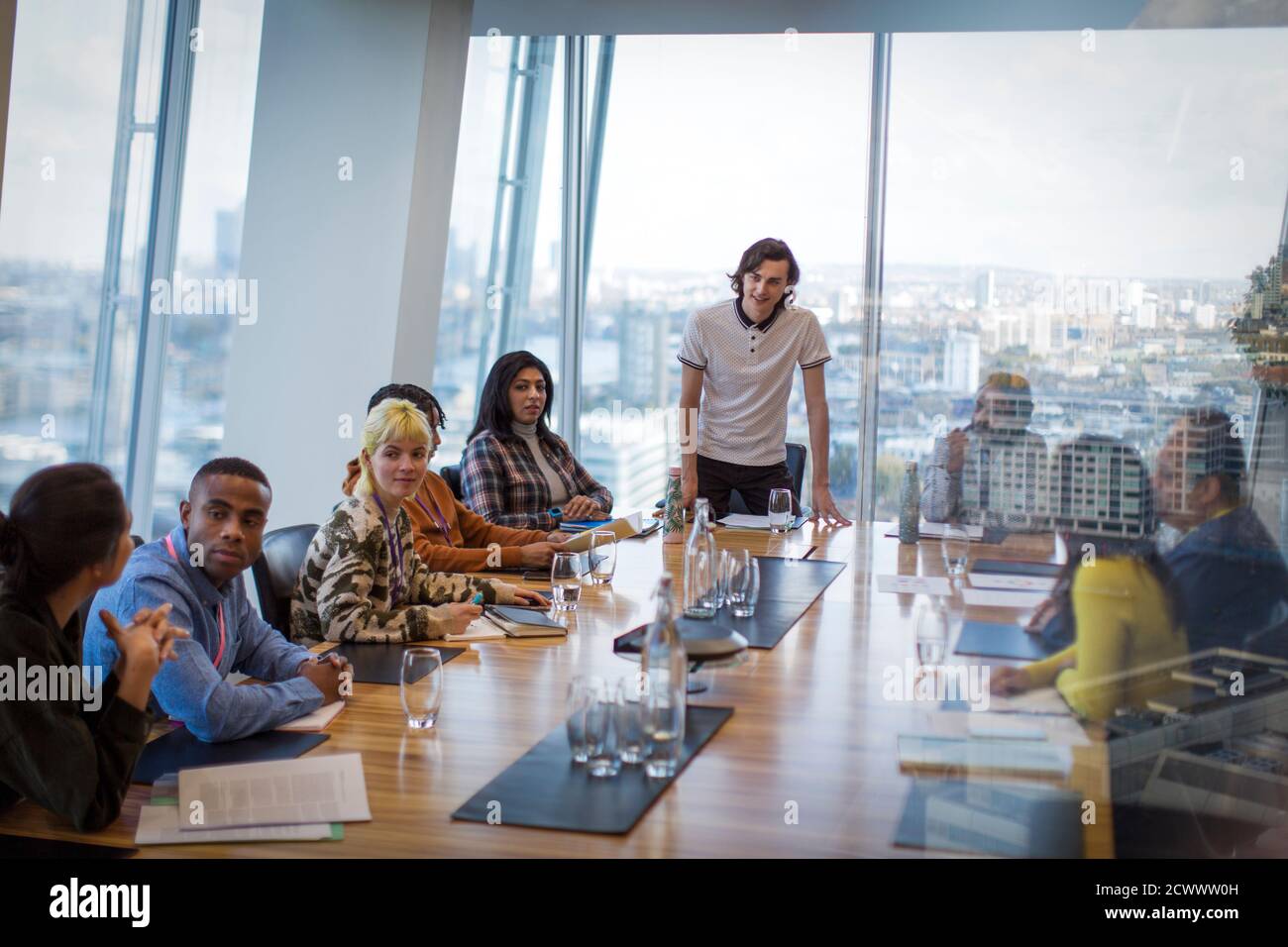 Geschäftsleute im Hochhaus Konferenzraum Meeting, London, Großbritannien Stockfoto