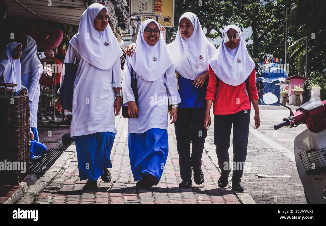 Asiatische Teenager-Mädchen hängen auf den Straßen von Pangkor Island Stockfoto