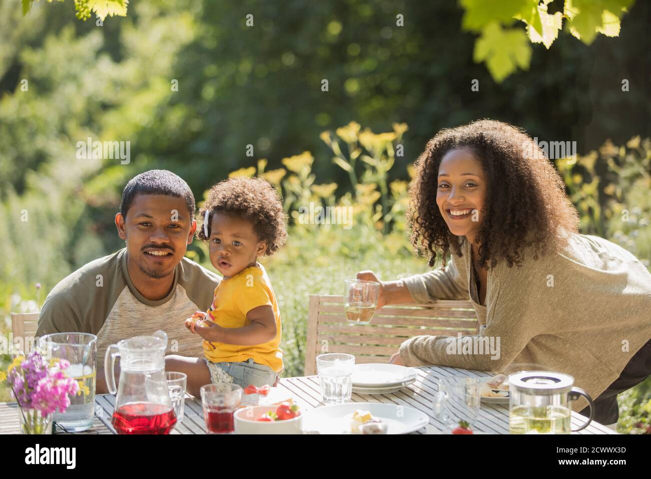 Portrait glückliche Familie genießen Sommer Garten Mittagessen Stockfoto