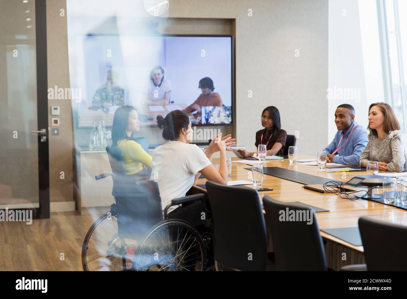 Geschäftsleute sprechen und Videokonferenzen im Konferenzraum Stockfoto