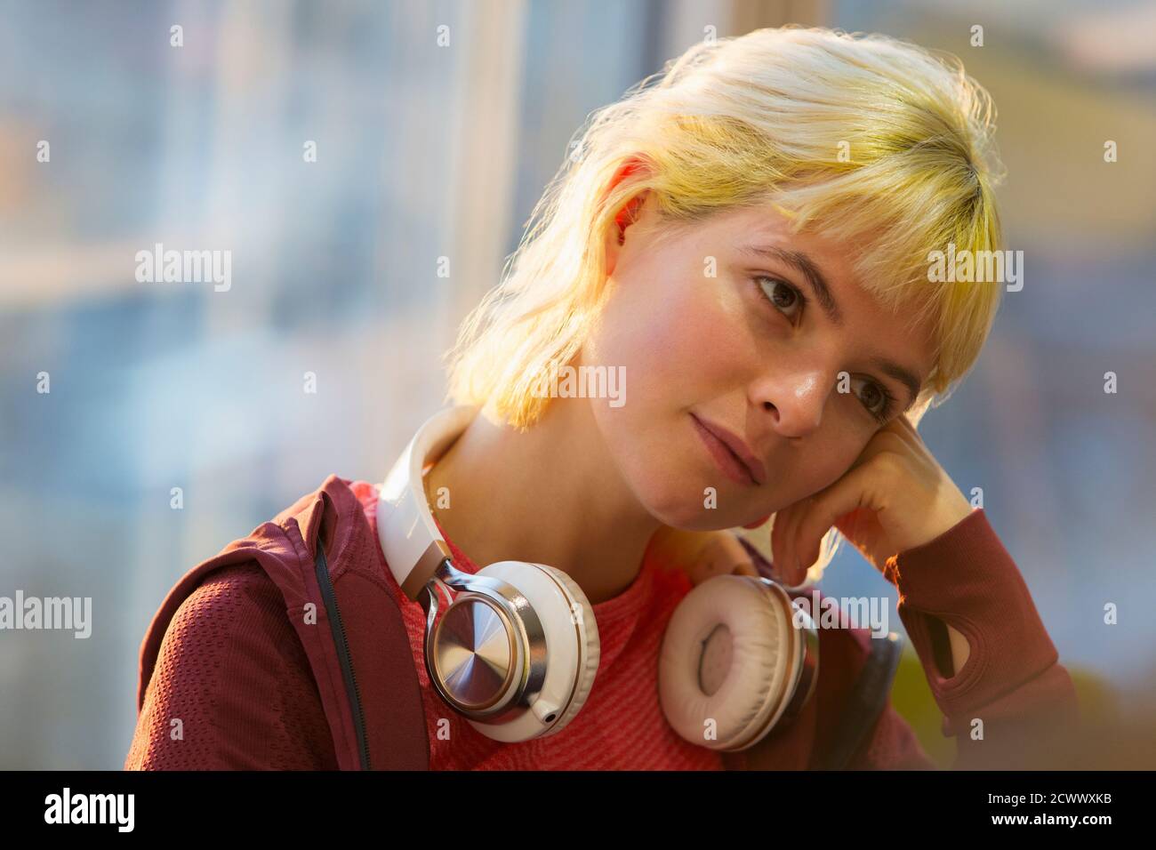 Nachdenkliche junge Frau mit Kopfhörern Stockfoto