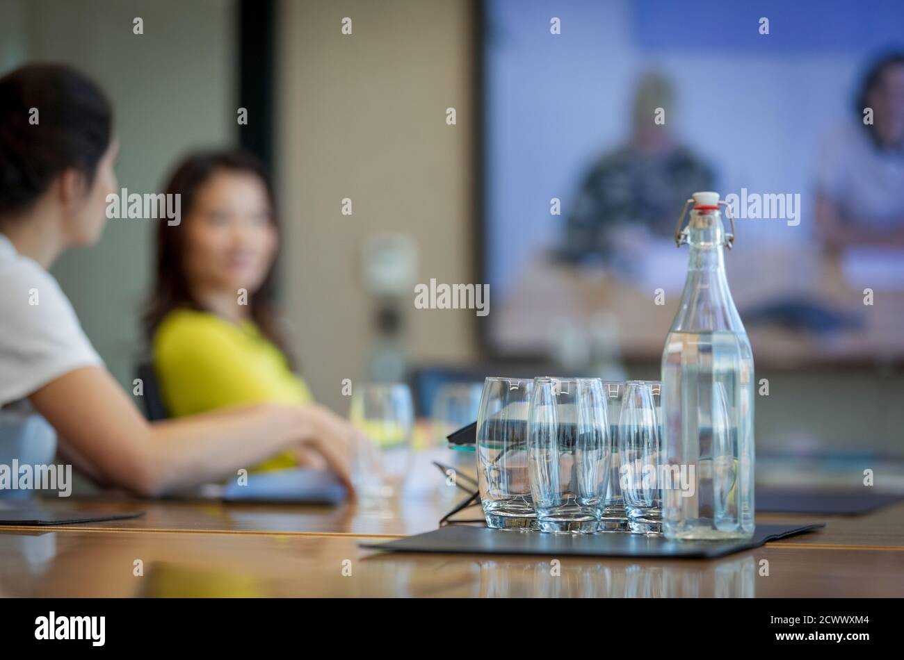 Wasserflasche und Gläser auf dem Tisch des Konferenzraums Stockfoto
