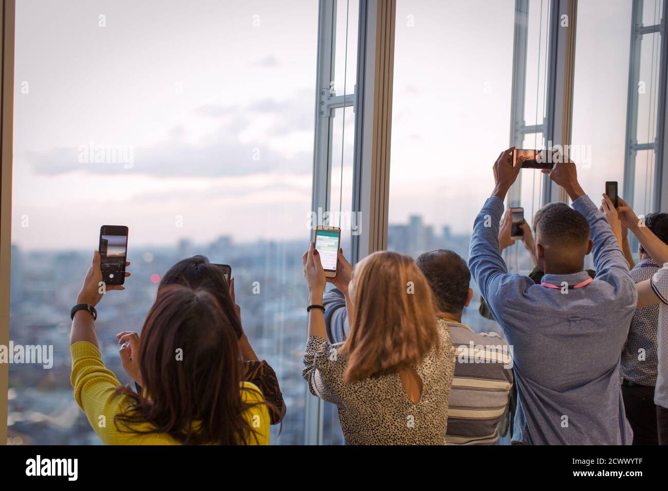 Geschäftsleute mit Fotohandys fotografieren die Stadt Stockfoto