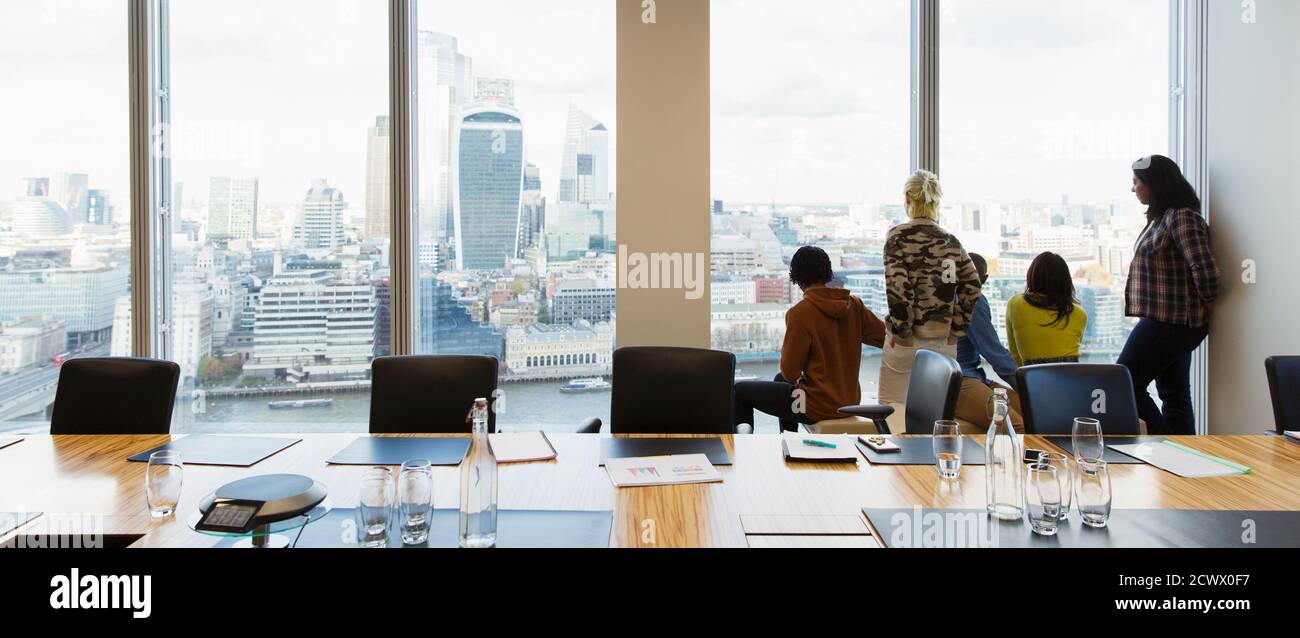 Geschäftsleute mit Blick auf die Bürohochhaus-Fenster, London, Großbritannien Stockfoto