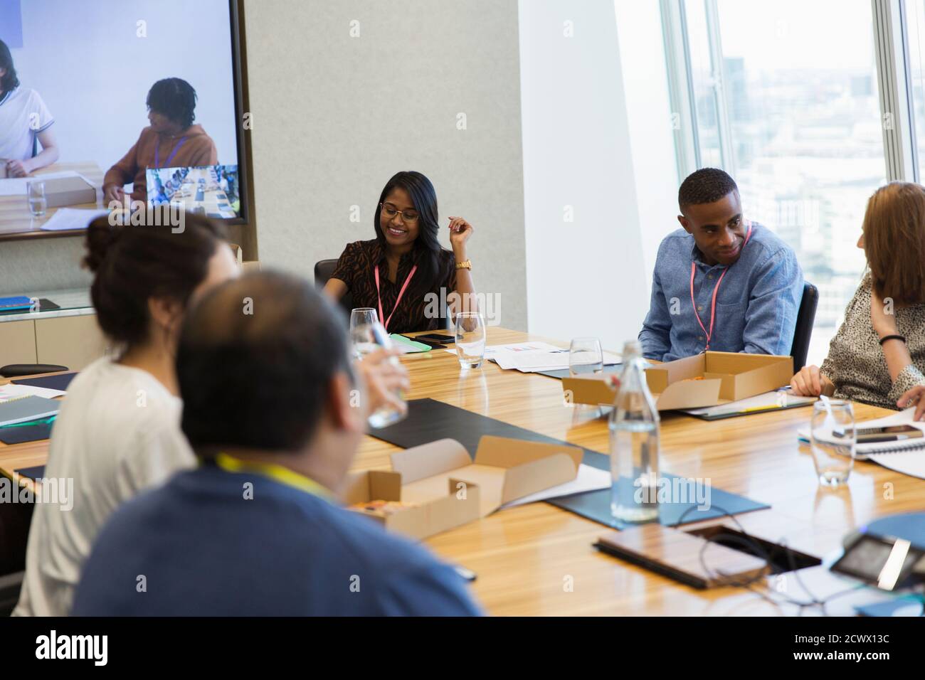 Geschäftsleute, die im Konferenzraum arbeiten und Mittagessen Stockfoto