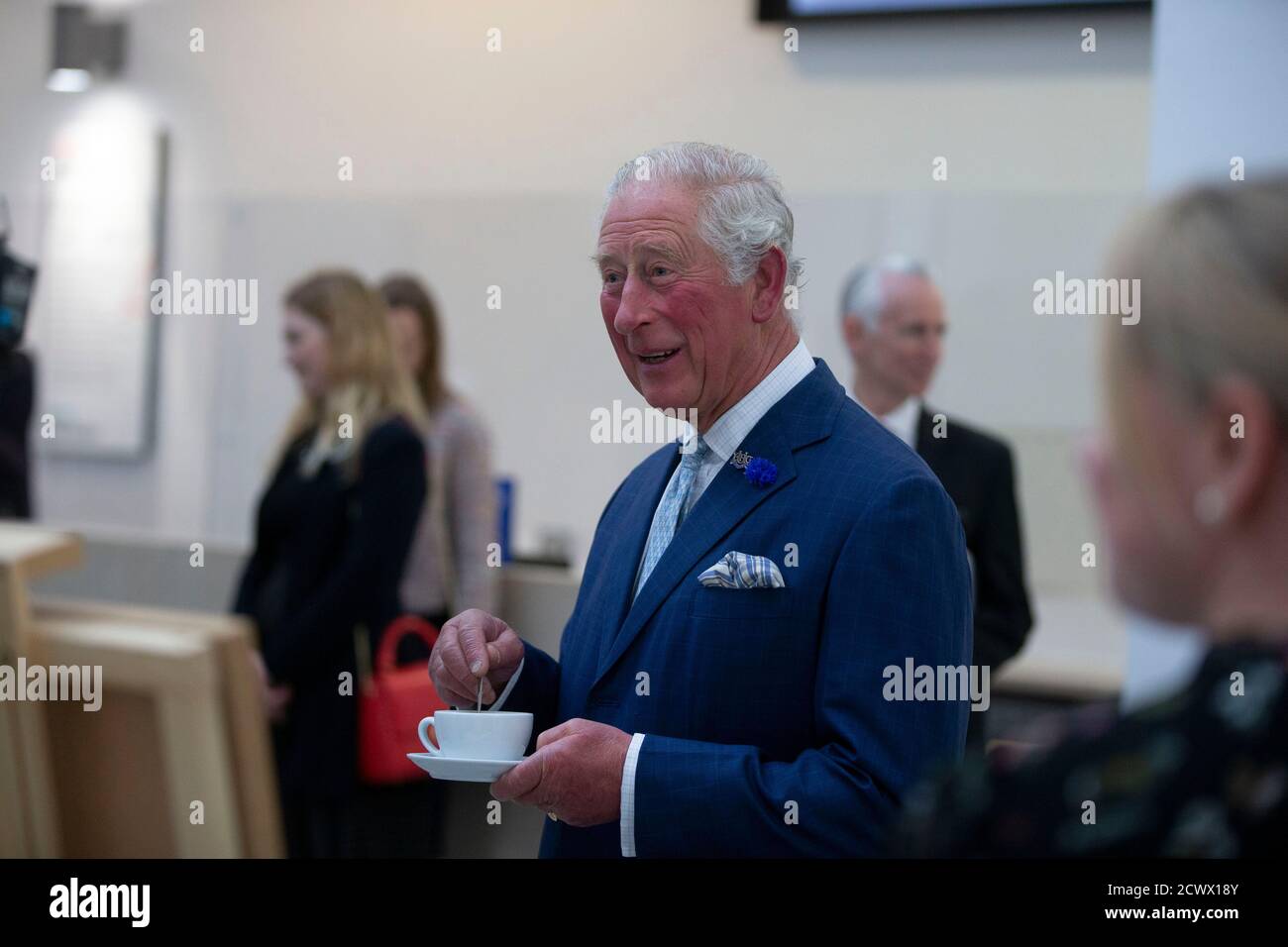 Der Prinz von Wales bei einem Besuch im Ulster Museum in Belfast, wo er mit Museumsangestellten zusammentraf, während der Tourismus- und Kultursektor wegen der Coronavirus-Pandemie wieder eröffnet wird und in den kommenden Monaten auf eine Erholung zukommt. Stockfoto