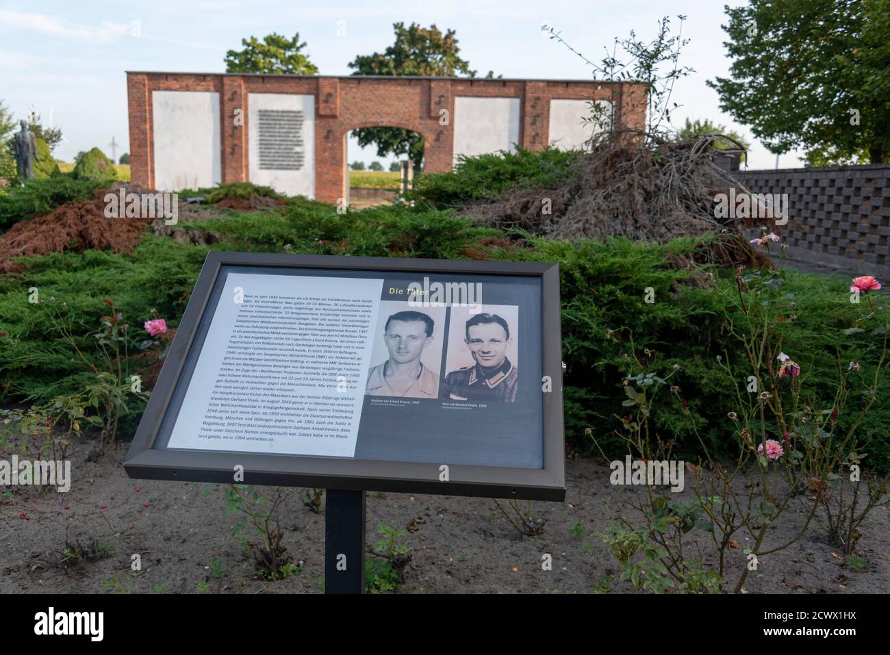 Gardelegen, Deutschland. September 2020. Eine Tafel zeigt die Mörder des Massakers von Isenschnibbe. Am 13. April 1945, kurz vor Kriegsende, wurden mehr als 1,000 KZ-Häftlinge in die Scheune Isenschnibbe getrieben und ermordet. Die Scheune wurde von SS-Soldaten, Wehrmachtsmitgliedern, aber auch Zivilisten in Brand gesetzt. Nur wenige KZ-Häftlinge überlebten das Massaker. Quelle: Stephan Schulz/dpa-Zentralbild/ZB/dpa/Alamy Live News Stockfoto