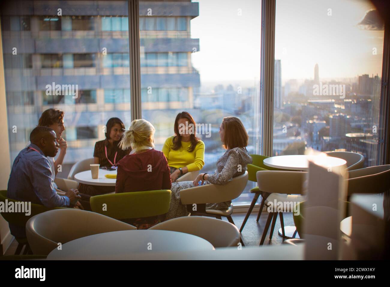 Geschäftsleute treffen sich in der städtischen Bürokantine Stockfoto