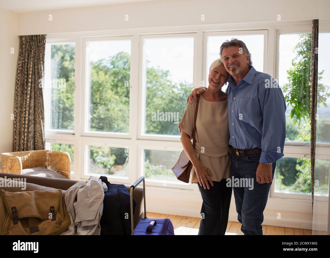 Portrait glückliches Seniorenpaar bei der Ankunft in der Mietwohnung Stockfoto