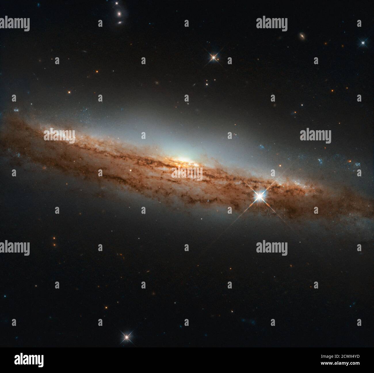 Das NASA/ESA Hubble Space Telescope erfasst eine atemberaubende Profilansicht der Spiralgalaxie NGC 3717, die sich 60 Millionen Lichtjahre entfernt im Hydra-Sternbild befindet. Das Bild hebt die dreidimensionale Spiralstruktur der Galaxie hervor. Stockfoto