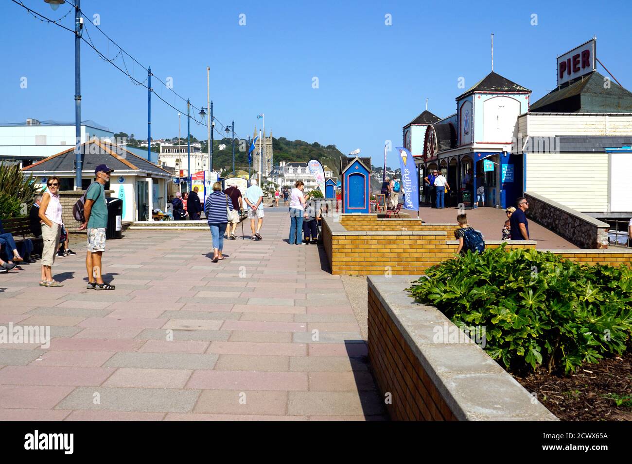 Teignmouth, Devon, Großbritannien. September 17, 2020. Touristen und Urlauber genießen die Promenade vor dem Pier in Teignmouth in Devon, Großbritannien. Stockfoto