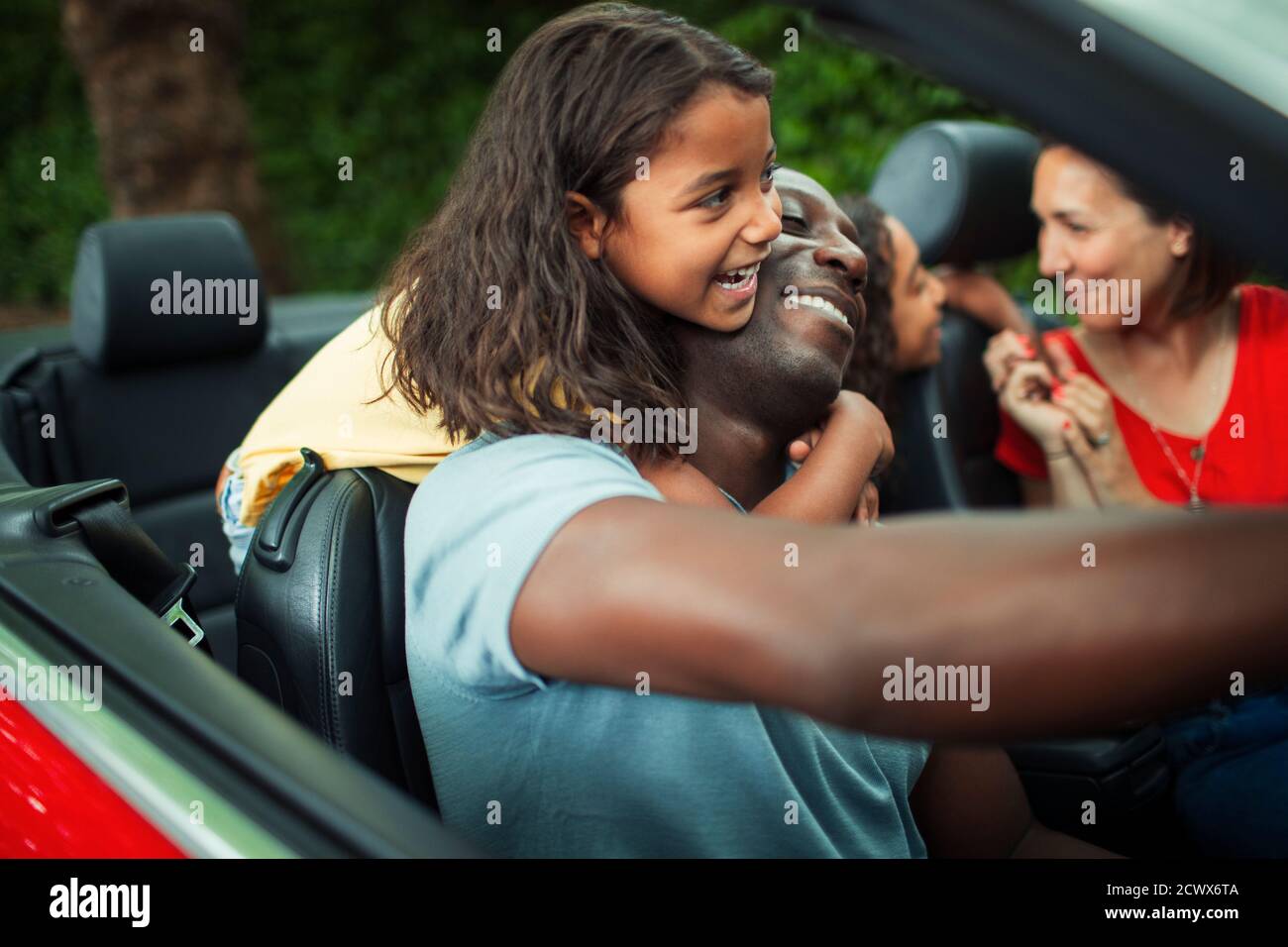 Glückliche liebevolle Familie in Cabrio Stockfoto