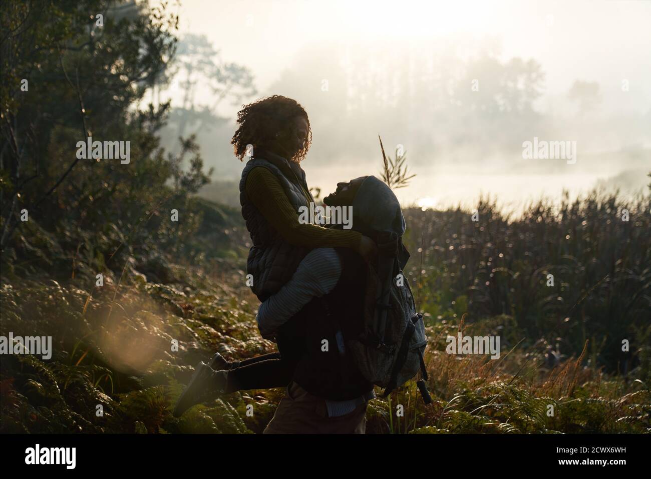 Silhouette liebevoll junges Paar Wandern in der Natur Stockfoto