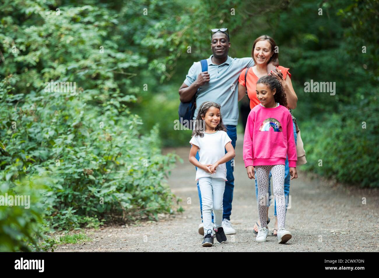 Glückliche Familie Wandern auf dem Weg in Wäldern Stockfoto