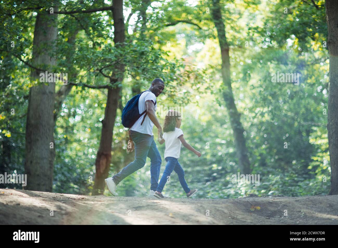 Vater und Tochter wandern im Sommerwald Stockfoto