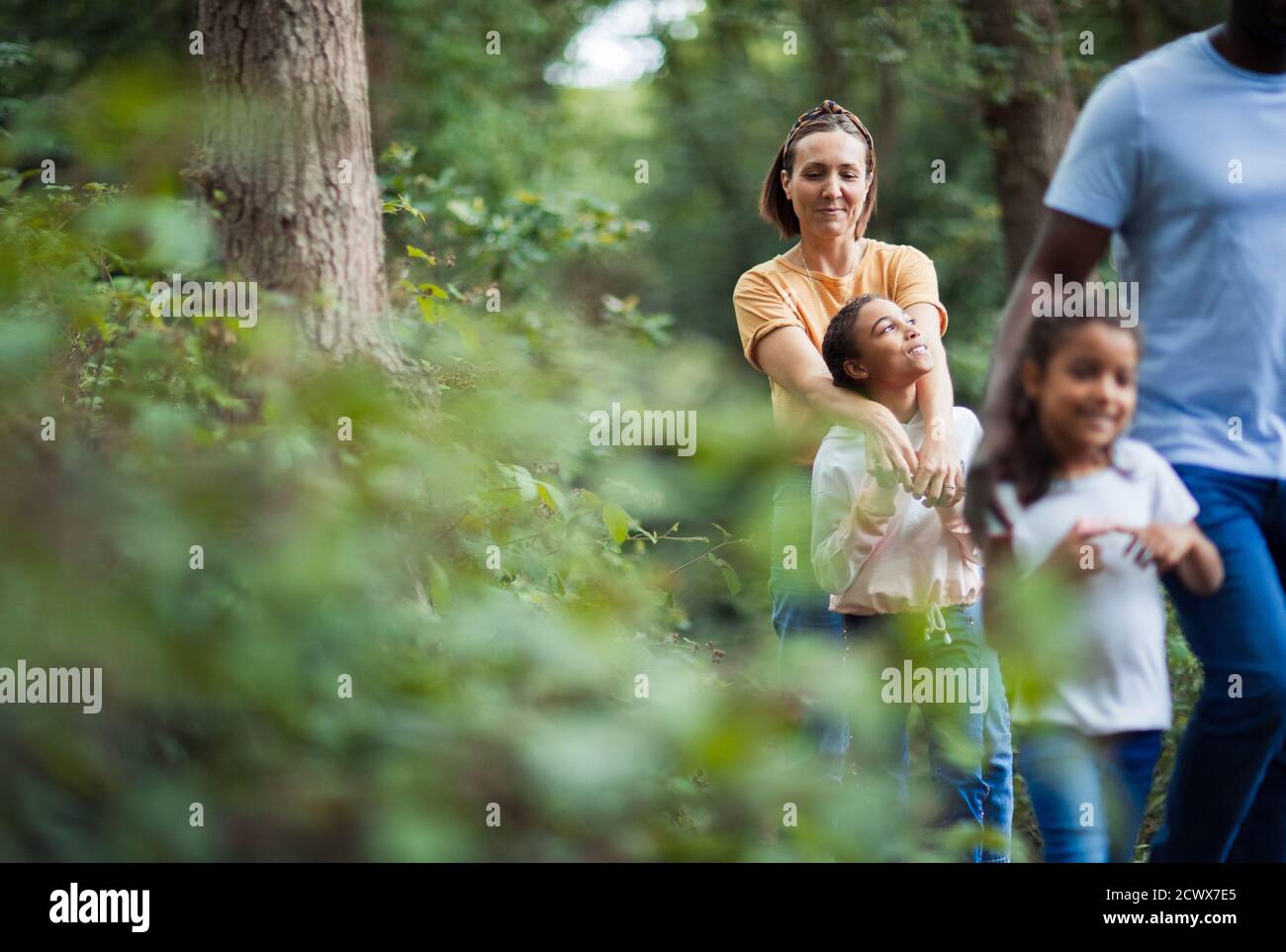 Glückliche Familie Wandern in Wäldern Stockfoto