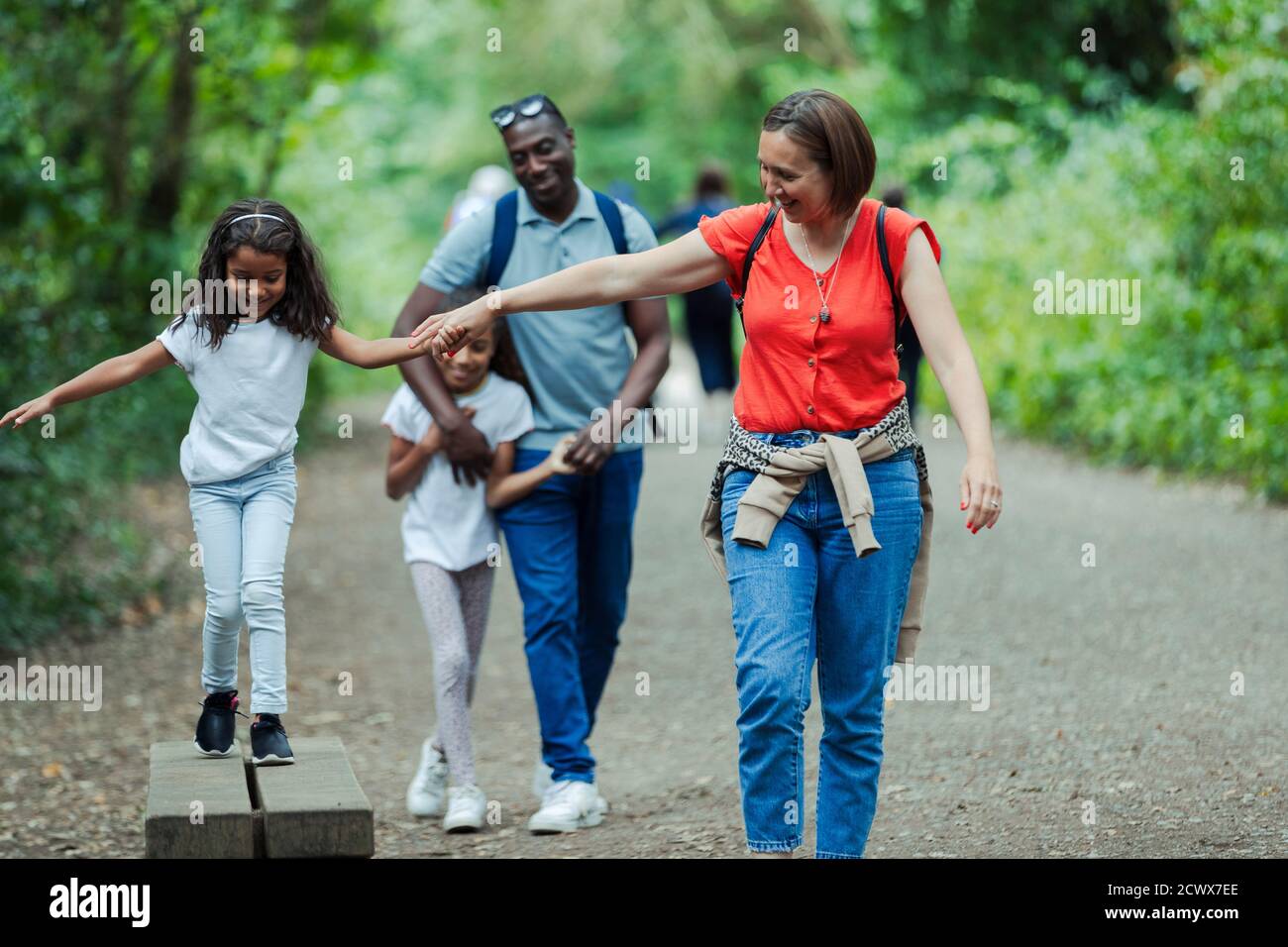 Glückliche Familie zu Fuß auf Park Trail Stockfoto