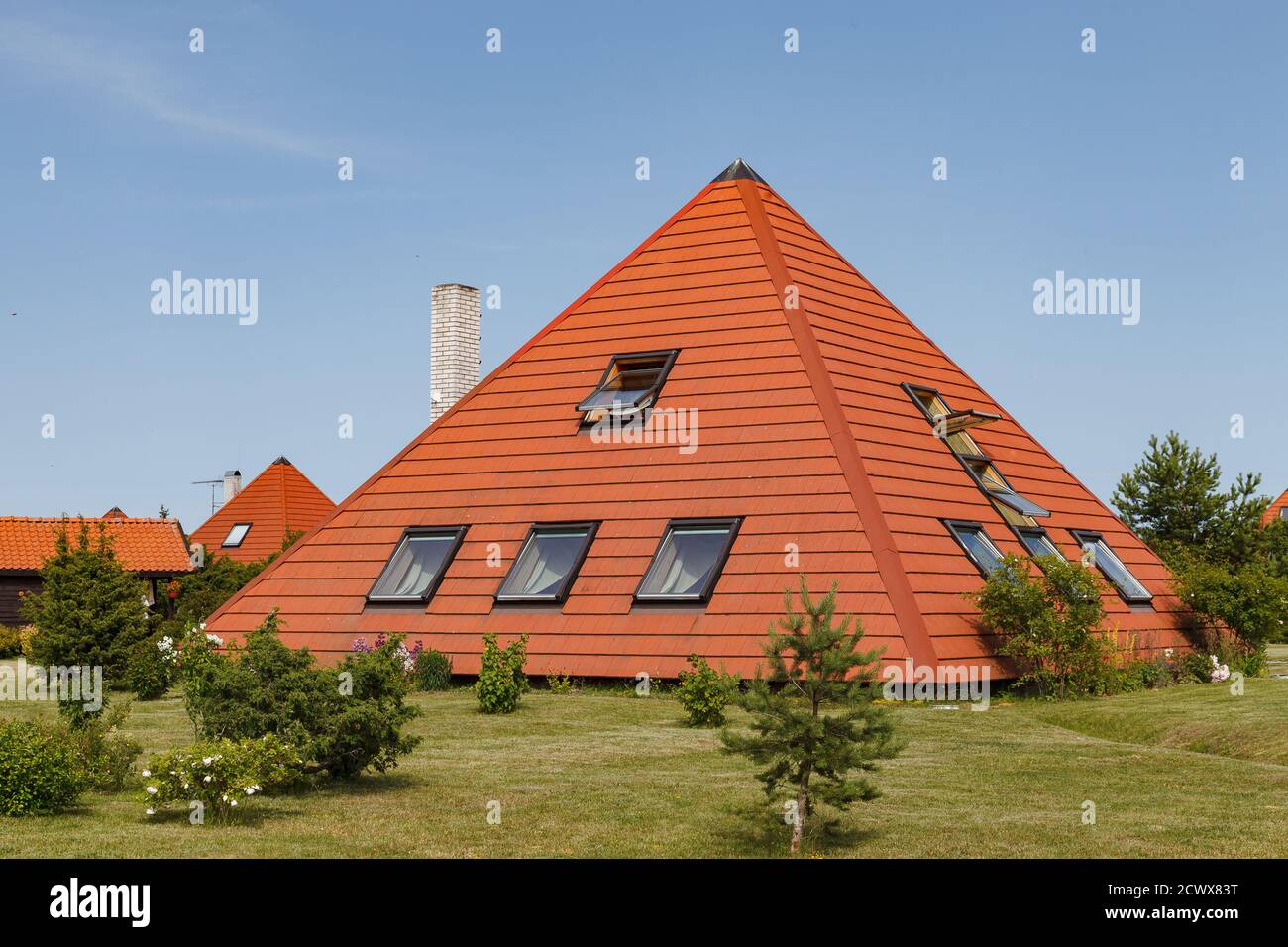 Haus bauen als Pyramide. Gefliestes Dach. Orientalischer Ansatz in Europa. Stockfoto