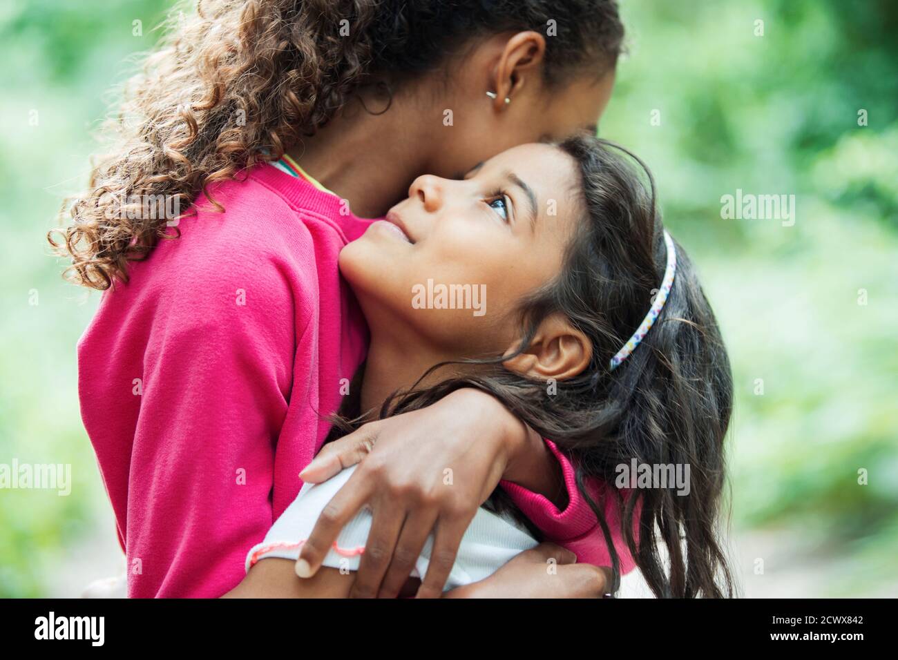 Nahaufnahme liebevoll niedlichen Schwestern umarmt Stockfoto