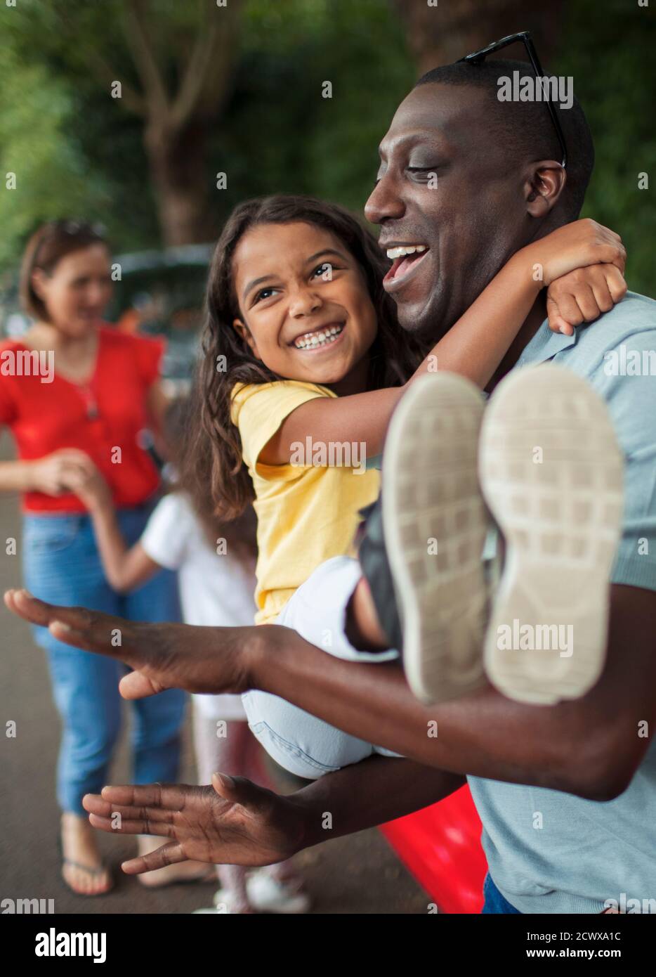 Glücklich verspielt Vater trägt Tochter Stockfoto