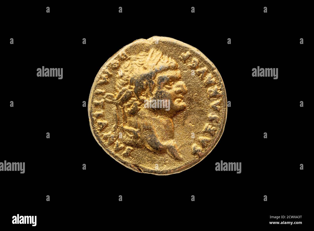 Römische Gold Aureus Replik Münze Vorderseite des römischen Kaisers Domitian AD 81-96 Ausschneiden und isoliert auf einem schwarzen Hintergrund Stock Foto Bild Stockfoto