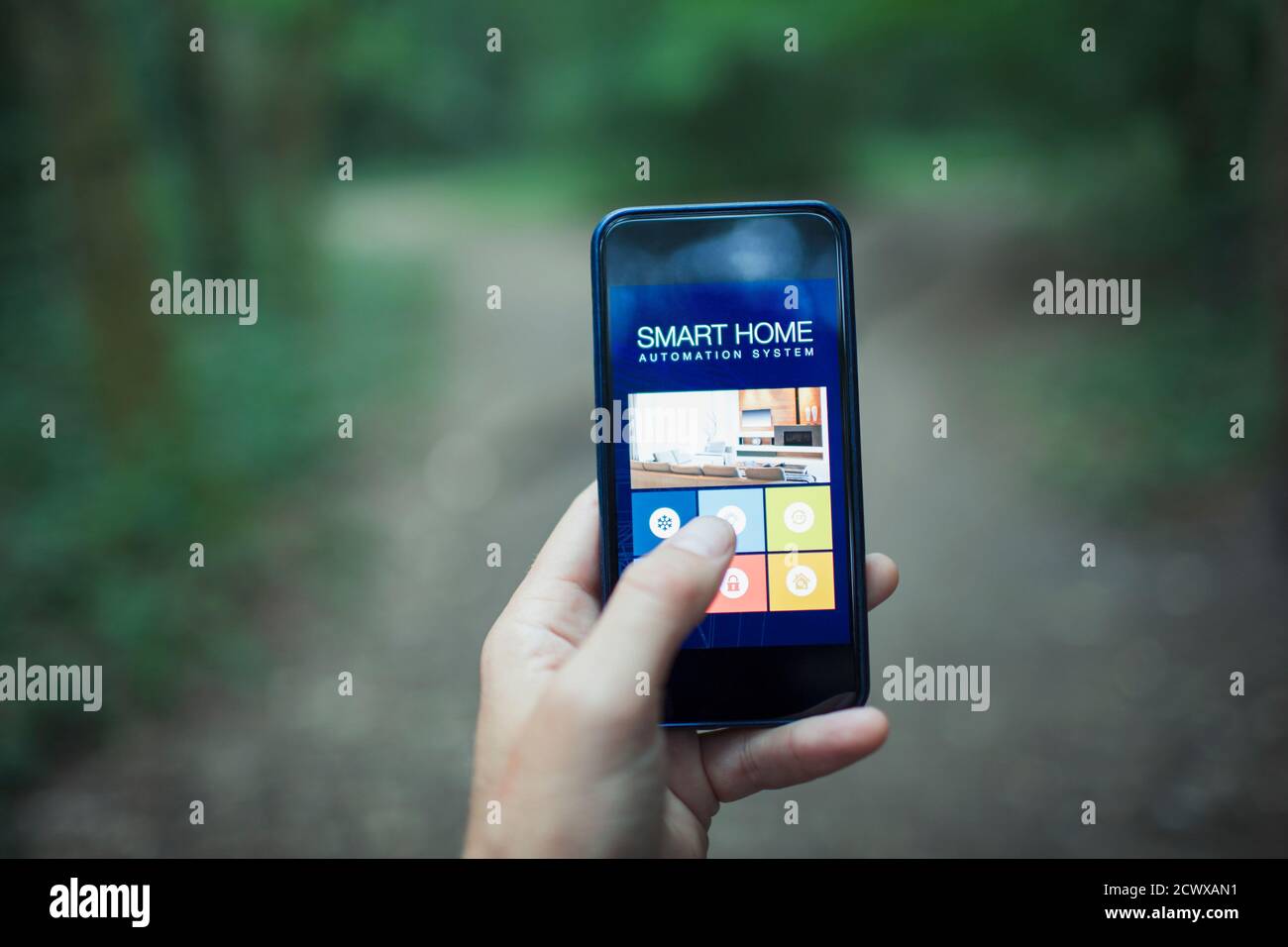 Nahaufnahme der POV Home Automation App auf dem Smartphone-Bildschirm Stockfoto