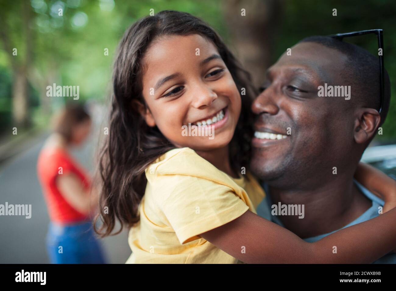 Nahaufnahme glücklich Vater und Tochter umarmen Stockfoto