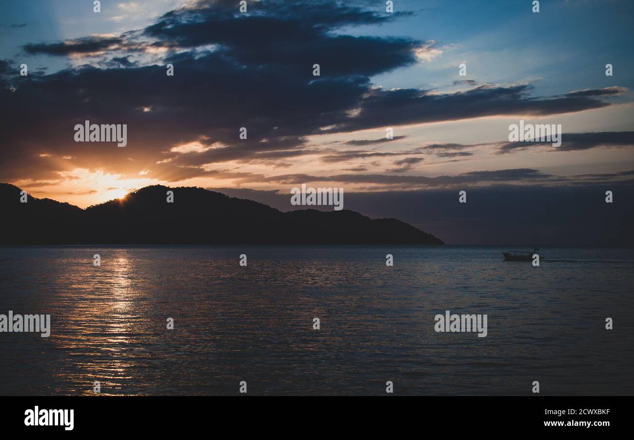 Sonnenuntergang über der Penang Insel Stockfoto