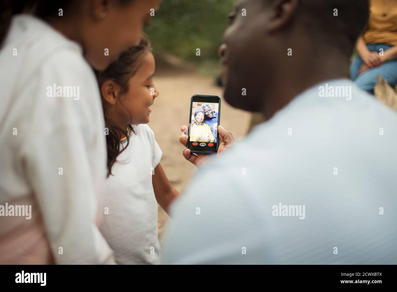 Familie Video chatten mit Großeltern auf Smartphone-Bildschirm Stockfoto