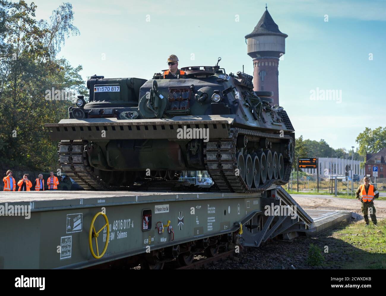 30. September 2020, Brandenburg, Wustermark/OT Elstal: Auf dem Gelände der Rail & Logistik Center Wustermark GmbH fährt ein gepanzertes Bergefahrzeug Leopard 1 auf einen Güterwagen. Das Lpgistikbataillon Beelitz der Bundeswehr probte die Verladung verschiedener Fahrzeuge auf die Bahn als Soldatenausbildung. Nach Angaben der Firma war dies die erste Verladung von Militärfahrzeugen für den Rangierbahnhof nach dem Abzug der Roten Armee im Jahr 1992. Foto: Soeren Sache/dpa-Zentralbild/dpa Stockfoto