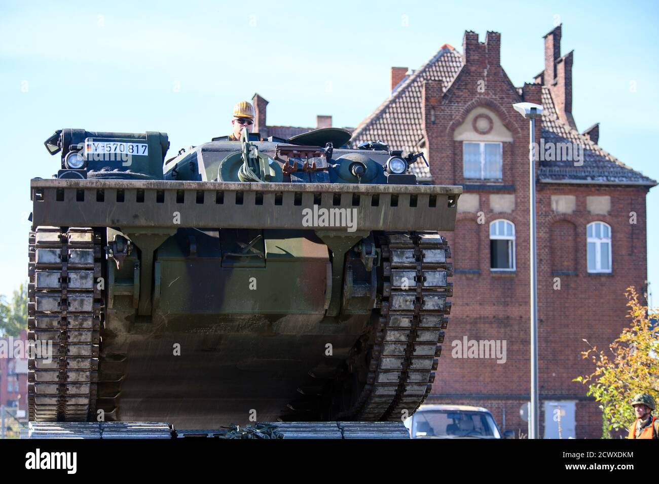 30. September 2020, Brandenburg, Wustermark/OT Elstal: Auf dem Gelände der Rail & Logistik Center Wustermark GmbH fährt ein gepanzertes Bergefahrzeug Leopard 1 auf einen Güterwagen. Das Lpgistikbataillon Beelitz der Bundeswehr probte die Verladung verschiedener Fahrzeuge auf die Bahn als Soldatenausbildung. Nach Angaben der Firma war dies die erste Verladung von Militärfahrzeugen für den Rangierbahnhof nach dem Abzug der Roten Armee im Jahr 1992. Foto: Soeren Sache/dpa-Zentralbild/ZB Stockfoto