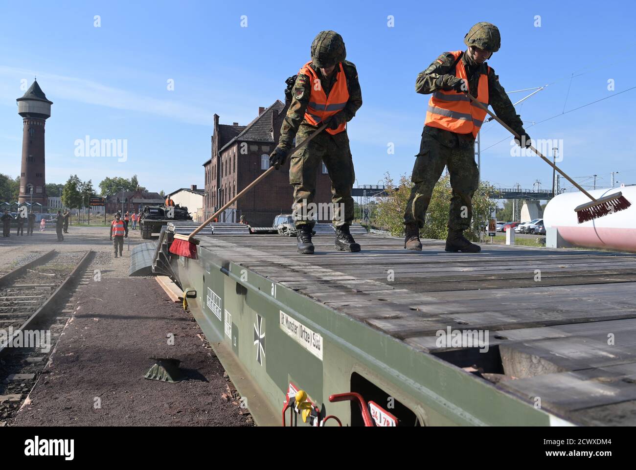 30. September 2020, Brandenburg, Wustermark/OT Elstal: Soldaten fegen auf dem Gelände der Rail & Logistik Center Wustermark GmbH einen Güterwagen, bevor ein gepanzertes Rückholfahrzeug Leopard 1 verladen wird. Das Lpgistikbataillon Beelitz der Bundeswehr probte die Verladung verschiedener Fahrzeuge auf die Bahn als Soldatenausbildung. Nach Angaben der Firma war dies die erste Verladung von Militärfahrzeugen für den Rangierbahnhof nach dem Abzug der Roten Armee im Jahr 1992. Foto: Soeren Sache/dpa-Zentralbild/ZB Stockfoto