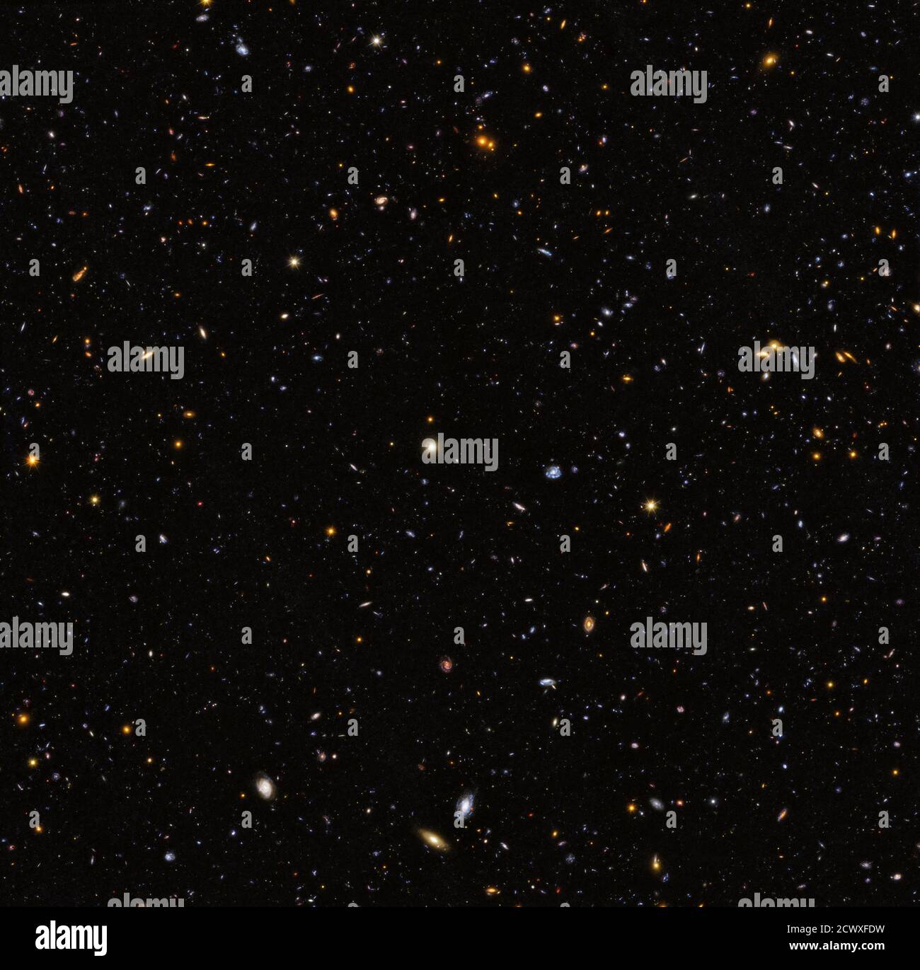 Hubble goes Deep Dieses Bild aus der Hubble Deep Ultraviolet Legacy Survey umfasst 12,000 sternbildende Galaxien im Sternbild Fornax - einer Region, die als DAS WAREN-Süd-Feld bekannt ist. Mit der Aufnahme von ultraviolettem Licht haben Astronomen mit dem Hubble-Weltraumteleskop der NASA/ESA die größte Panoramaansicht des Feuers und der Wut der Sterngeburt im fernen Universum aufgenommen. Die verkehrsreichste Sternentstehungsperiode im Kosmos geschah etwa drei Milliarden Jahre nach dem Urknall. Bisher war ultraviolettes Licht das fehlende Stück des kosmischen Puzzles. Jetzt, kombiniert mit Daten in Infrarot und Stockfoto
