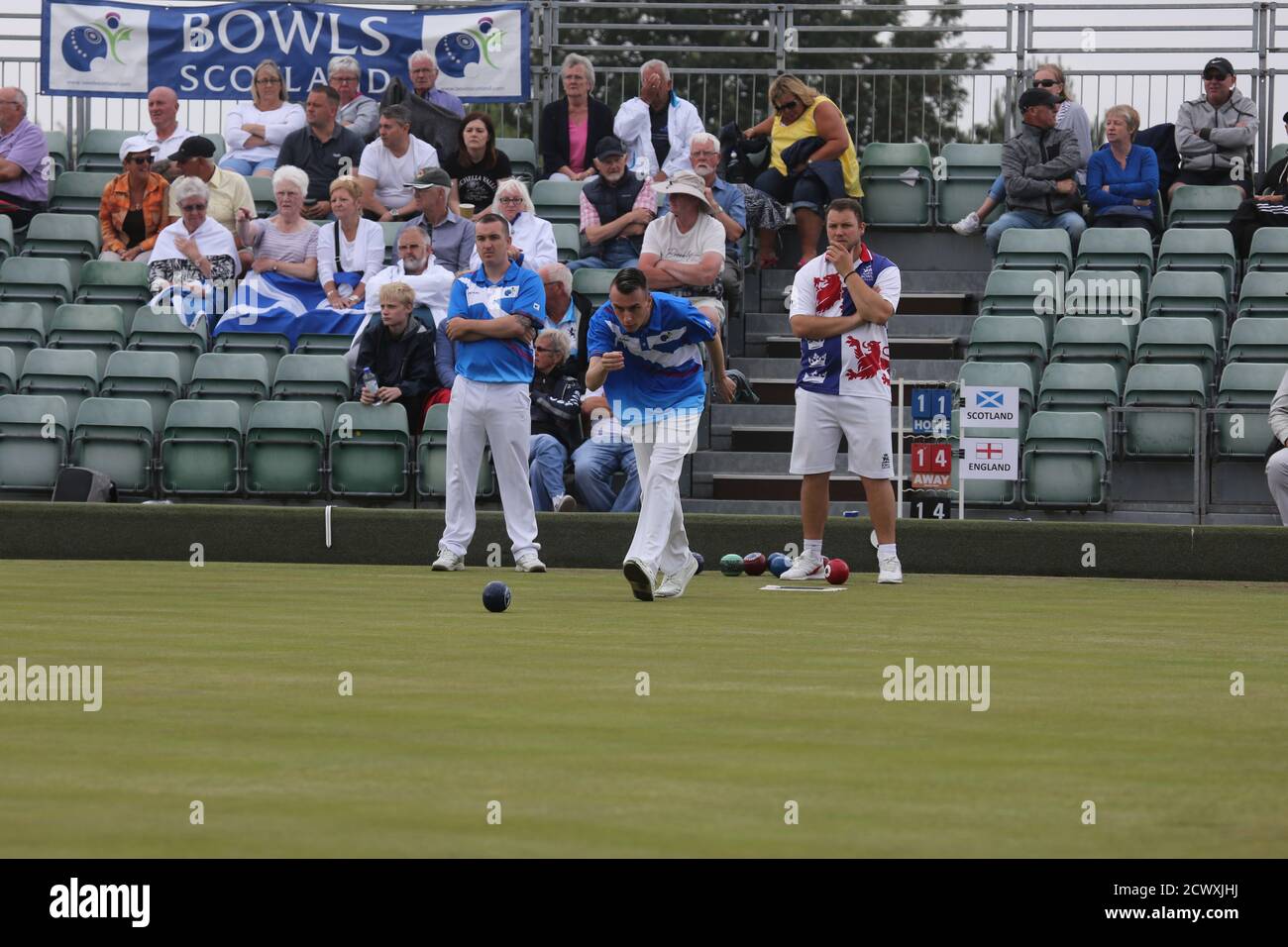 Ayr, Ayrshire, Schottland, Großbritannien 29. Juni 2019. Die 2019 Bowls Scotland National Championships finden auch im National Center for Bowling in Northfield in Ayr von Montag 22. Bis Samstag 27. Juli statt. Schüsseln oder Rasenschalen, ist eine Sportart, in der das Ziel ist, voreingenommene Bälle zu Rollen, so dass sie in der Nähe eines kleineren Ball namens "Jack" oder "Kitty" stoppen. Es wird auf einem Bowling Green gespielt, das flach oder konvex oder uneben sein kann. Stockfoto