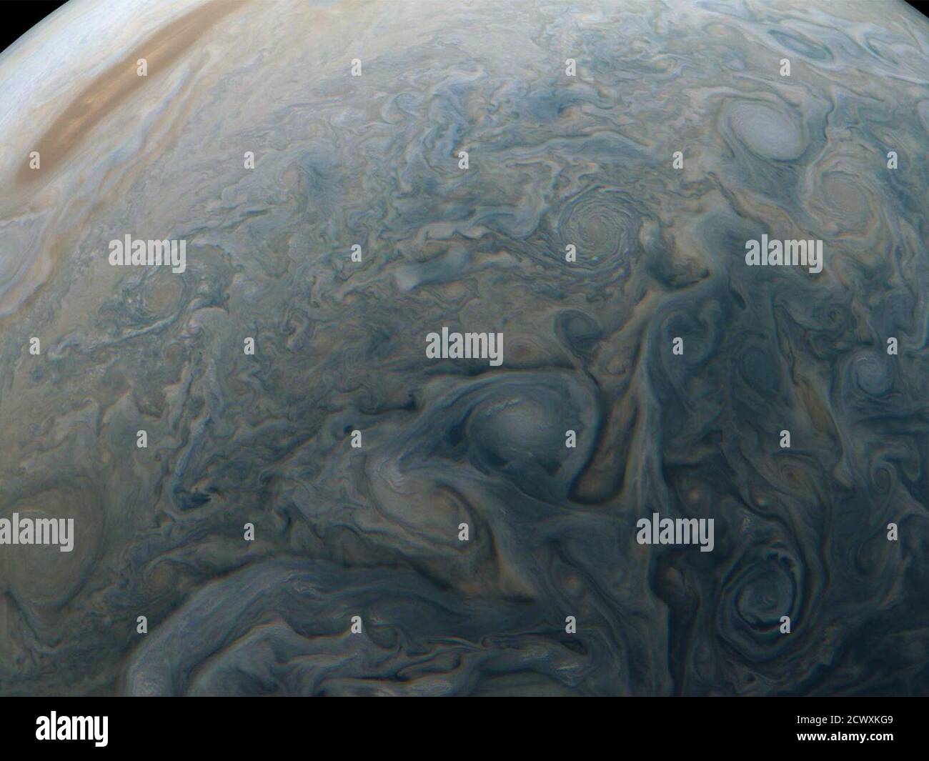 Jovian swirbelt Wolken in einem Jovian Jetstream, genannt Jet N5, wirbeln in der Mitte dieses farblich verbesserten Bildes der NASA-Raumsonde Juno. Ein braunes Oval, das als „brauner Lastkahn“ bekannt ist, ist in der Region North North North Temperate Belt oben links im Bild zu sehen. Dieses Bild wurde um 20:58 Uhr EDT am 6. September 2018 aufgenommen, als das Raumschiff seinen 15. Nahen Vorbeiflug von Jupiter durchführte. Zu dieser Zeit befand sich Juno 7,600 Meilen (12,300 Kilometer) von den Wolkenkronen des Planeten entfernt, über einem nördlichen Breitengrad von etwa 52 Grad. Citizen Scientists Brian Swift und Seán Doran haben dieses Bild mit Daten erstellt Stockfoto