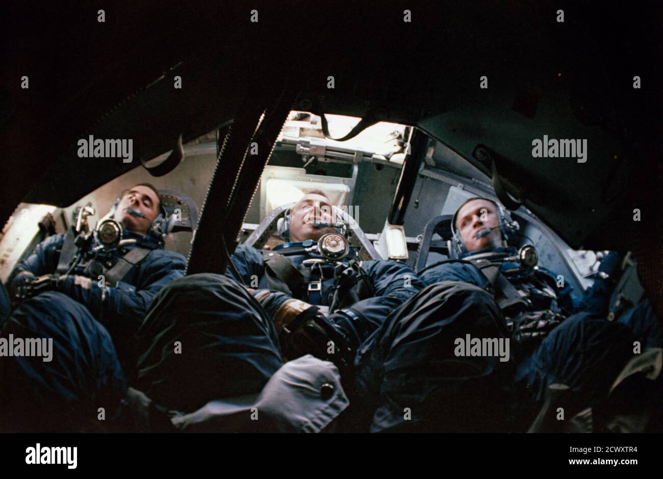 Apollo 8 Crew im August 1968 erhielten drei NASA-Astronauten einen Anruf, der sie aufsagte, ihre Winterferien-Pläne zu stornieren – sie gingen zum Mond. Fünfzig Jahre später feiern wir die historische Mission von Apollo 8: go.nasa.gov/2EDarq3 ( https://go.nasa.gov/2EDarq3 ) S68-53015 (25. Oktober 1968) --- die Astronauten William A. anders, James A. Lovell Jr. und Frank Borman (von links nach rechts) sind in Apollo Boilerplate 1102A während des Wasseraustrainings im Golf von Mexiko zu sehen. Borman ist Apollo 8 Kommandant; mit Lovell als Kommandomodulpilot; und anders als Mondmodulpilot. Stockfoto