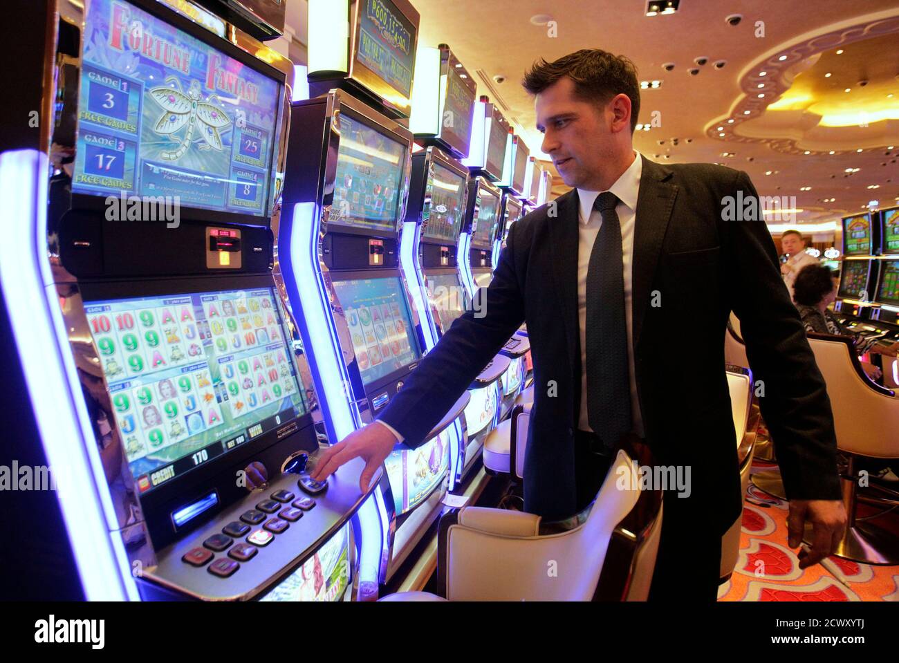 Ein Ausländer spielt an einem Spielautomaten bei der Eröffnung des Solaire  Casino-Resort in Pasay Stadt, Metro Manila 16. März 2013. Große  Casino-Betreiber werden den Philippinen Debüt als Asiens neueste Top-End  Glücksspiel Ziel