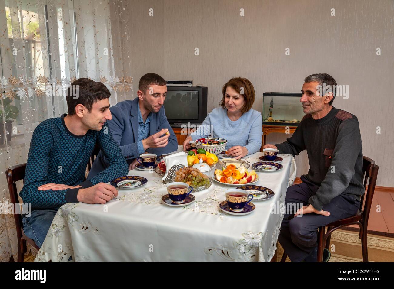 Artak Mkrtchyan und sein Bruder leben mit seinen Eltern in der kleinen Stadt Martouni in Berg-Karabach, etwa fünf Kilometer von der Front entfernt. Die Kaukasusrepublik wird zwischen Armenien und Aserbaidschan geführt. Stockfoto