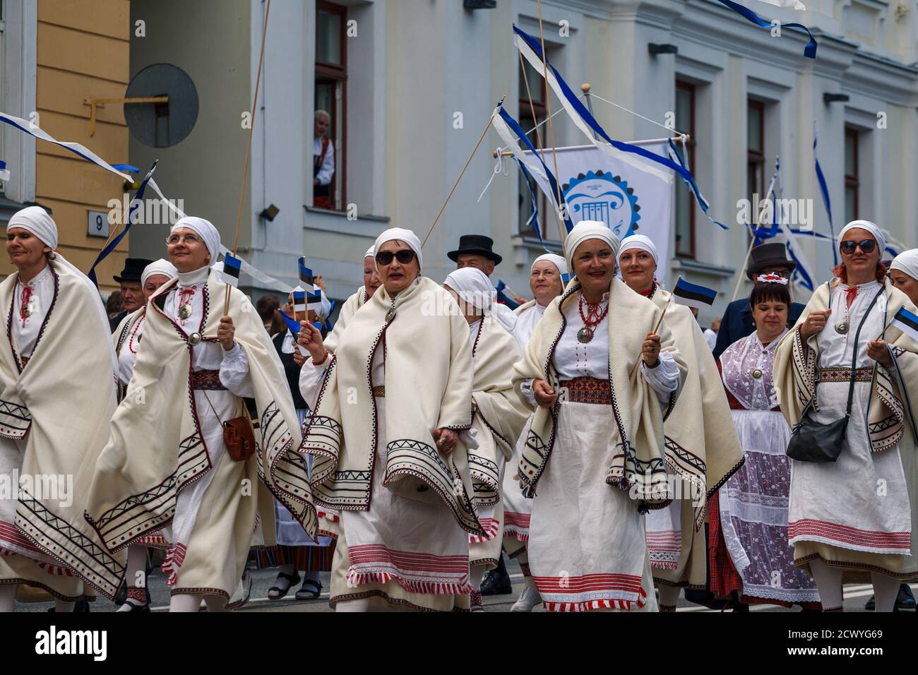 TALLINN, ESTLAND - 06. JULI 2019: Parade des estnischen XXVII. Nationalen Gesangs- und Tanzfestivals Laulupidu ja Tantsupidu in Tallinn, Estland Stockfoto