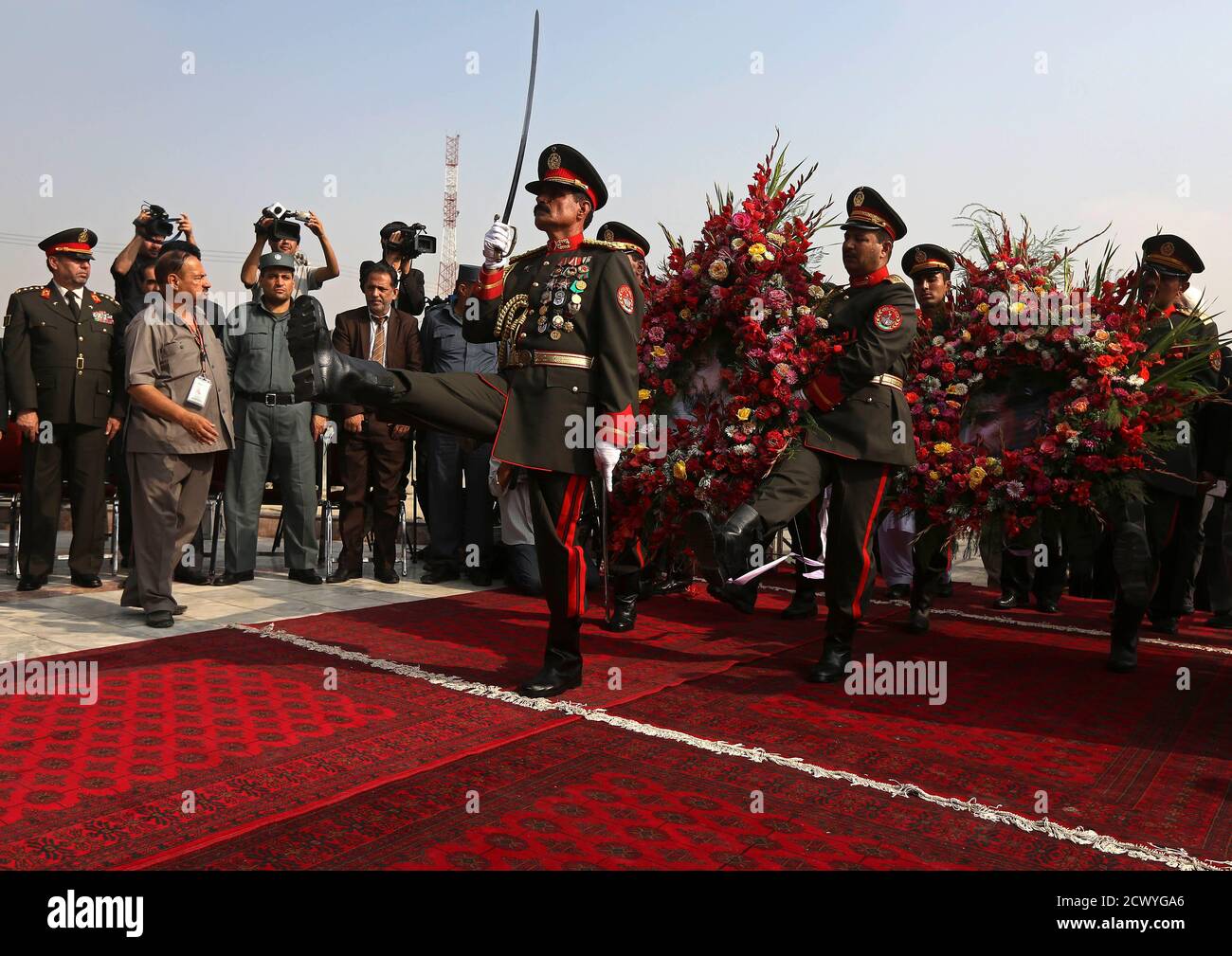 Afghanische Ehrengarde tragen einen Kranz aus Blumen anlässlich der 12. Todestag des ermordeten afghanischen Nationalhelden Ahmad Shah Masood in Kabul 9. September 2013. Masood oder Löwe von Panjshir gekämpft die Taliban an der Spitze der Nordallianz Afghanistan ethnischen Minderheiten, bis zu seiner Ermordung zwei Tage vor den Anschlägen des 11. September 2001 vertreten. REUTERS/Omar Sobhani (AFGHANISTAN - Tags: Jubiläums-Politik) Stockfoto